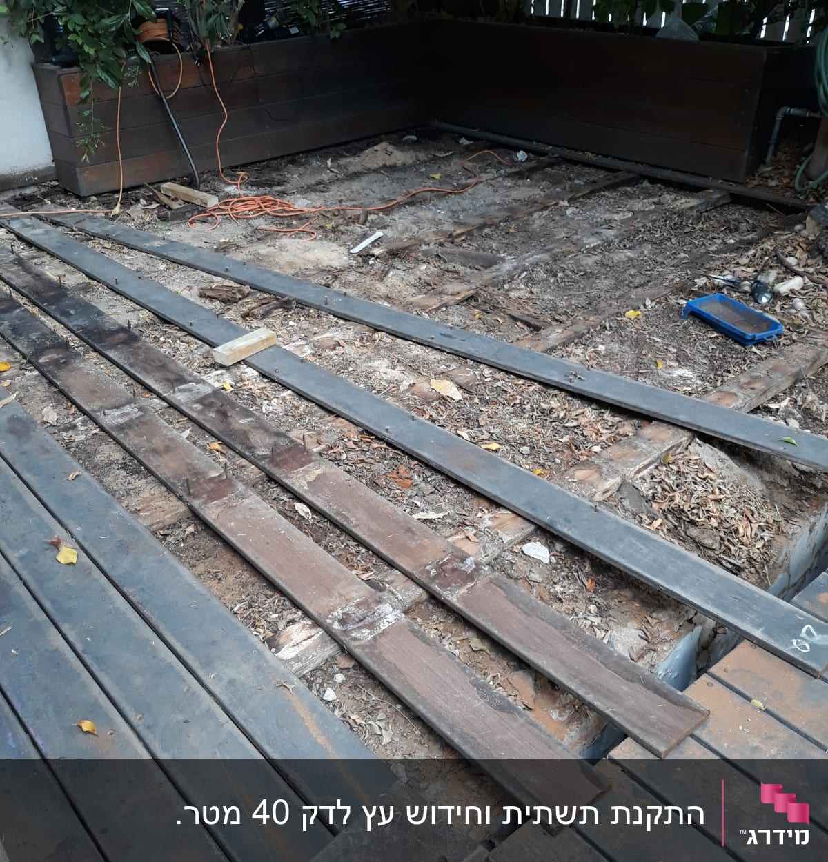 קרשים מונחים על אדמה בגינה, חוטי חשמל